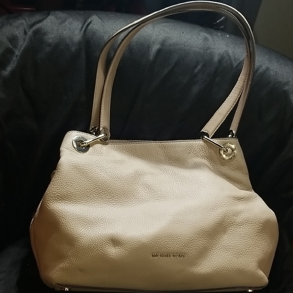 Michael Kors Beige Leather Shoulder BagMichael Kors Raven Large Leather Shoulder